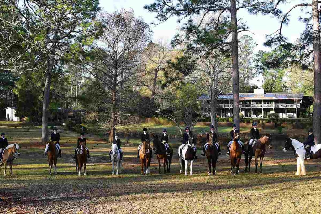Line of mounted juniors in formal hunt attire.